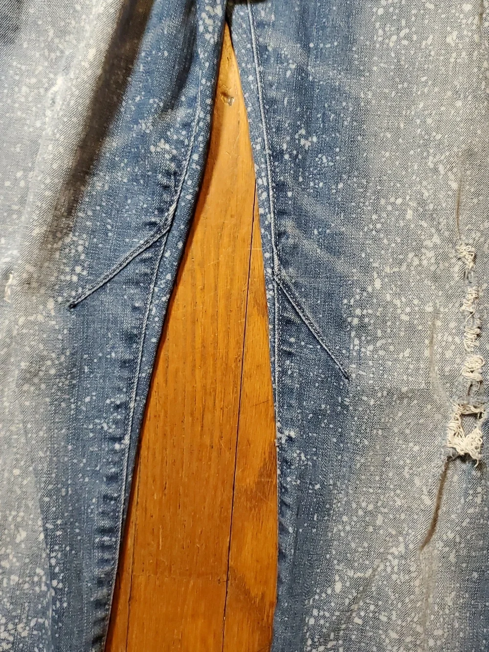 Rock & Republic Blue Skinny Jeans with White Paint-Splatter